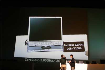 Core2Duoマシンでの復旧デモ。演壇上のPCを実際に操作する様子をカメラで撮影しながら正面スクリーンに表示させている