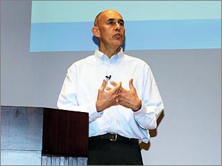 図2 FileMaker, Inc.の社長ドミニーク・グピール氏